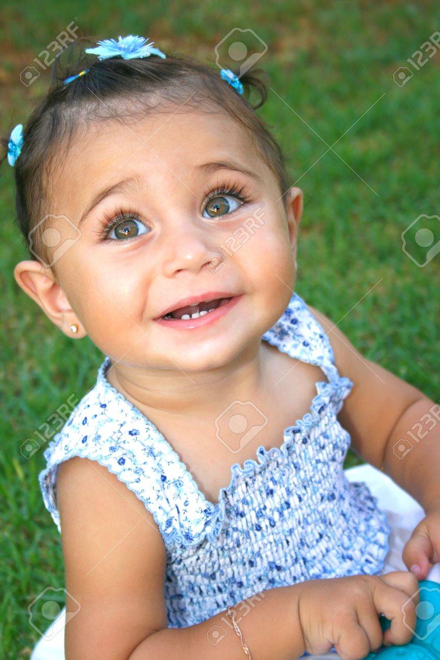 Morenita Sonriente Nina Con Brazalete Fotos Retratos Imagenes Y Fotografia De Archivo Libres De Derecho Image