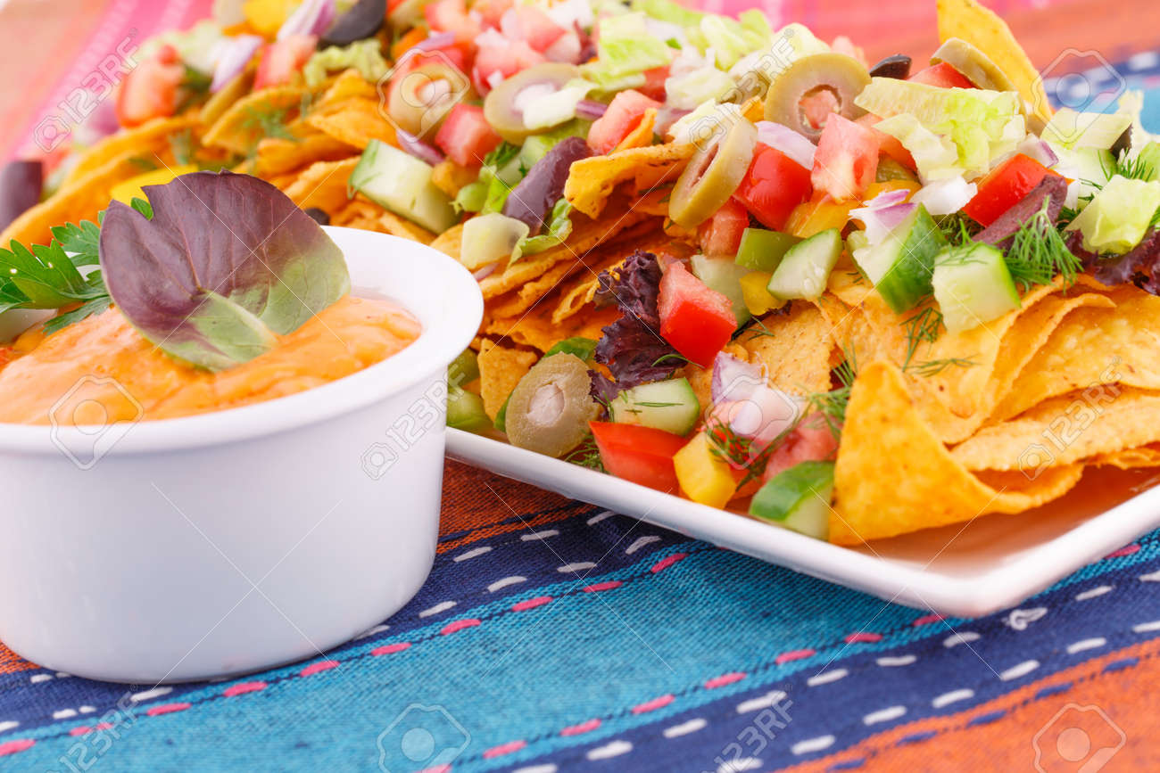 ナチョスと野菜のカラフルなタオルでチーズ ソース の写真素材 画像素材 Image