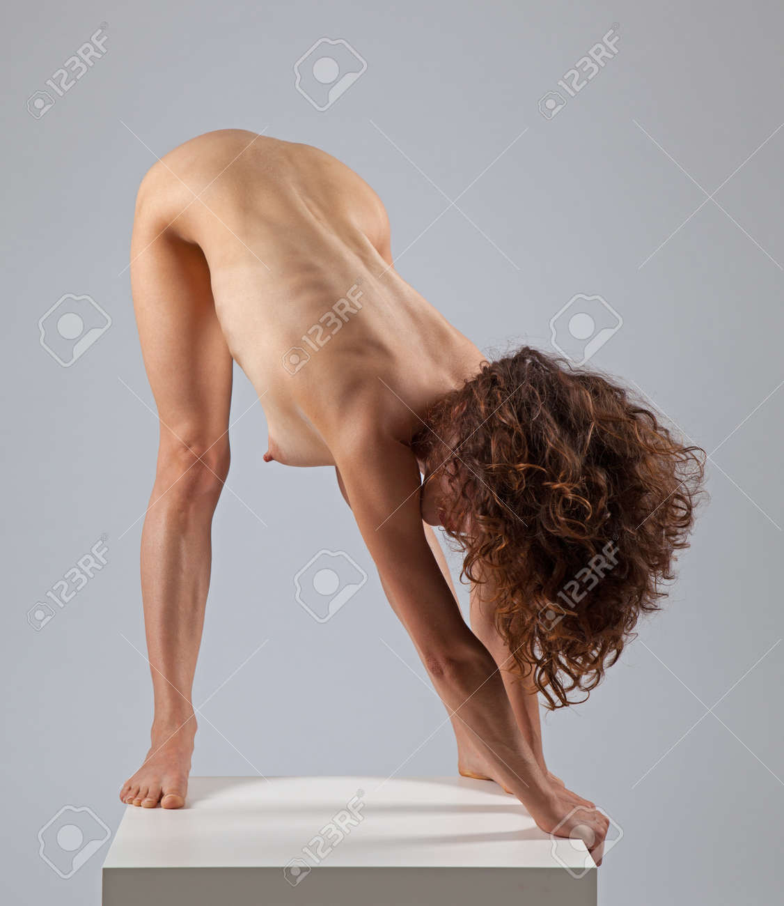 全裸ヨガ 白人 セクシーなヌードの女性はヨガの練習を行うの写真素材・画像素材 Image 48615014