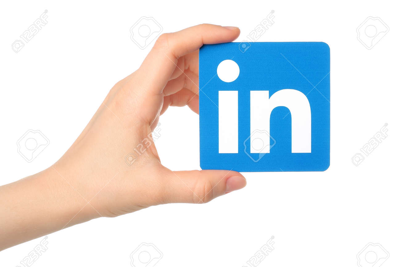 キエフ ウクライナ 3 月 7 日 15 Hand は 白い背景の上の紙に印刷された Linkedin ロゴ サインを保持しています Linkedin は ビジネスのソーシャルネットワー キング サービスです の写真素材 画像素材 Image