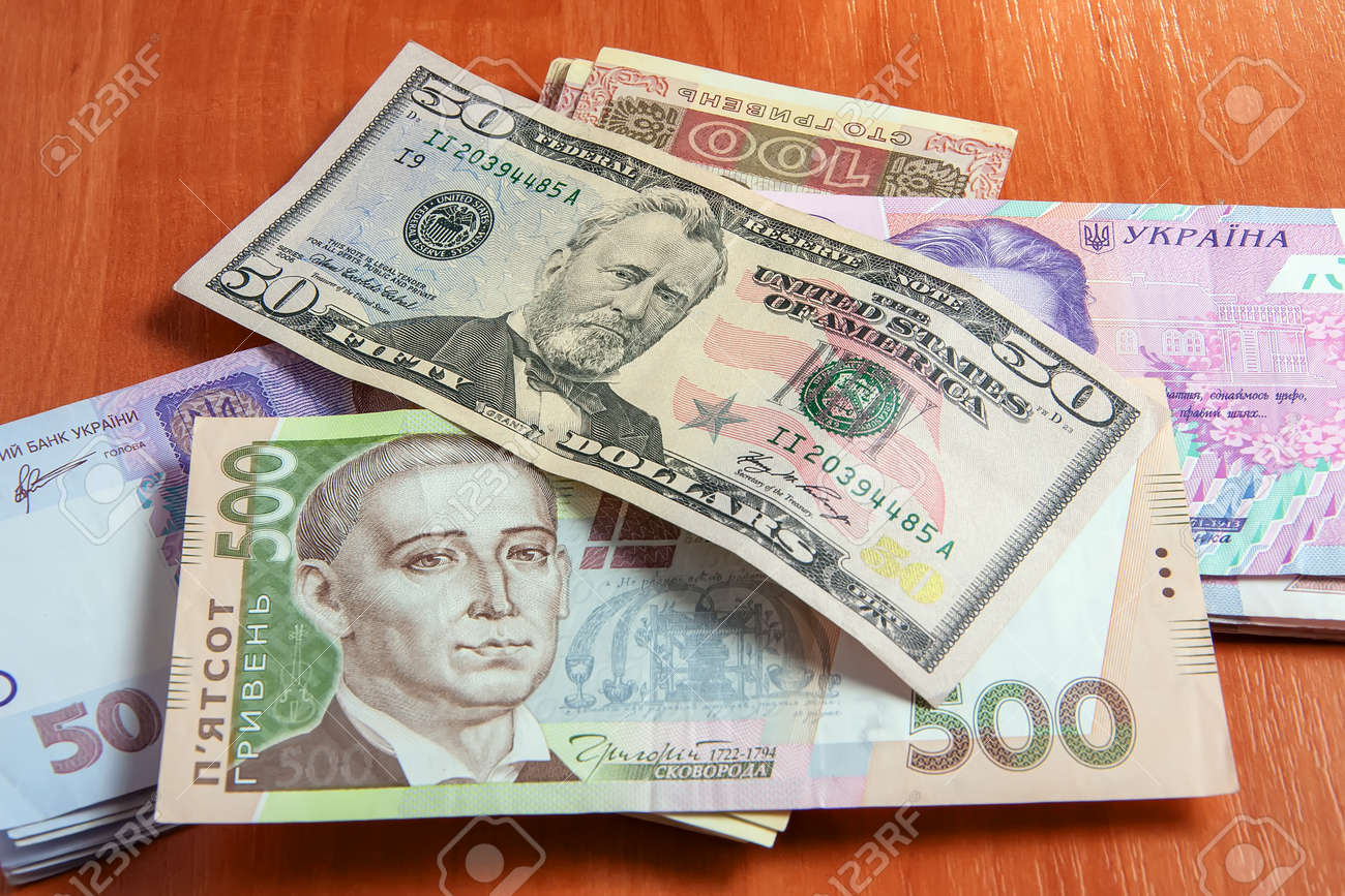 テーブルの上の Maryanska とウクライナ通貨 ドルとグリブナ の写真素材 画像素材 Image