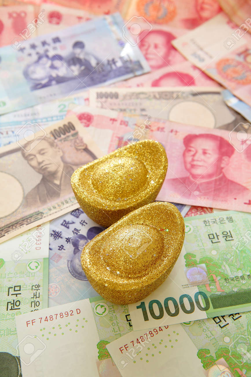 台湾紙幣 台湾ドル 6000元 黄金のコインとアジア通貨の背景 （元、香港ドル、