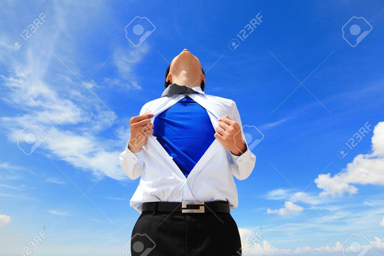 ビジネスの男性彼の T シャツを引いて開き 彼のスーツの下にスーパー ヒーローのスーツを示す の写真素材 画像素材 Image