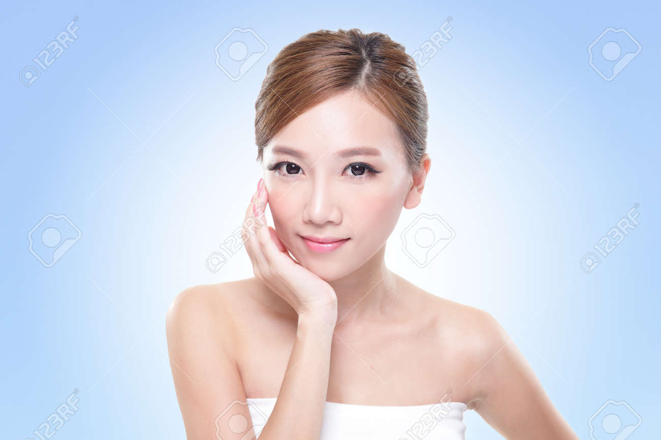青 アジアの美しさと魅力的な女性の顔のクローズ アップ の写真素材 画像素材 Image 青 アジアの美しさと魅力的な女性の顔のクローズ アップ の写真素材 画像素材 Image