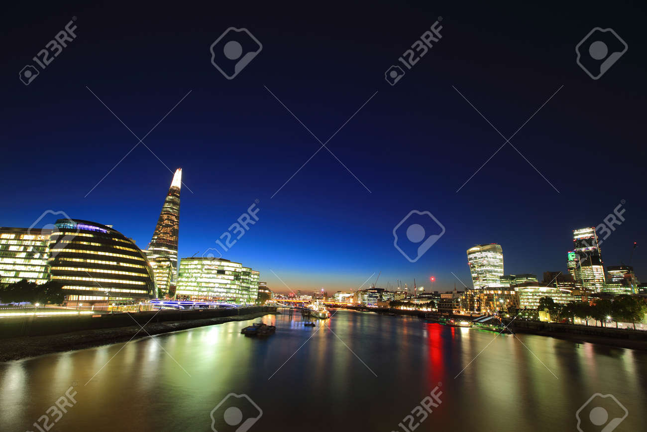 夜 イギリス 英国でロンドンの町並み の写真素材 画像素材 Image