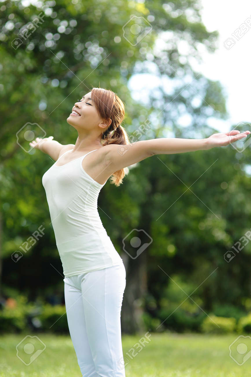 屈託のない無料応援団の女性は公園で 少女の幸せな笑顔を彼女の腕を上げます アジアの美しさ の写真素材 画像素材 Image