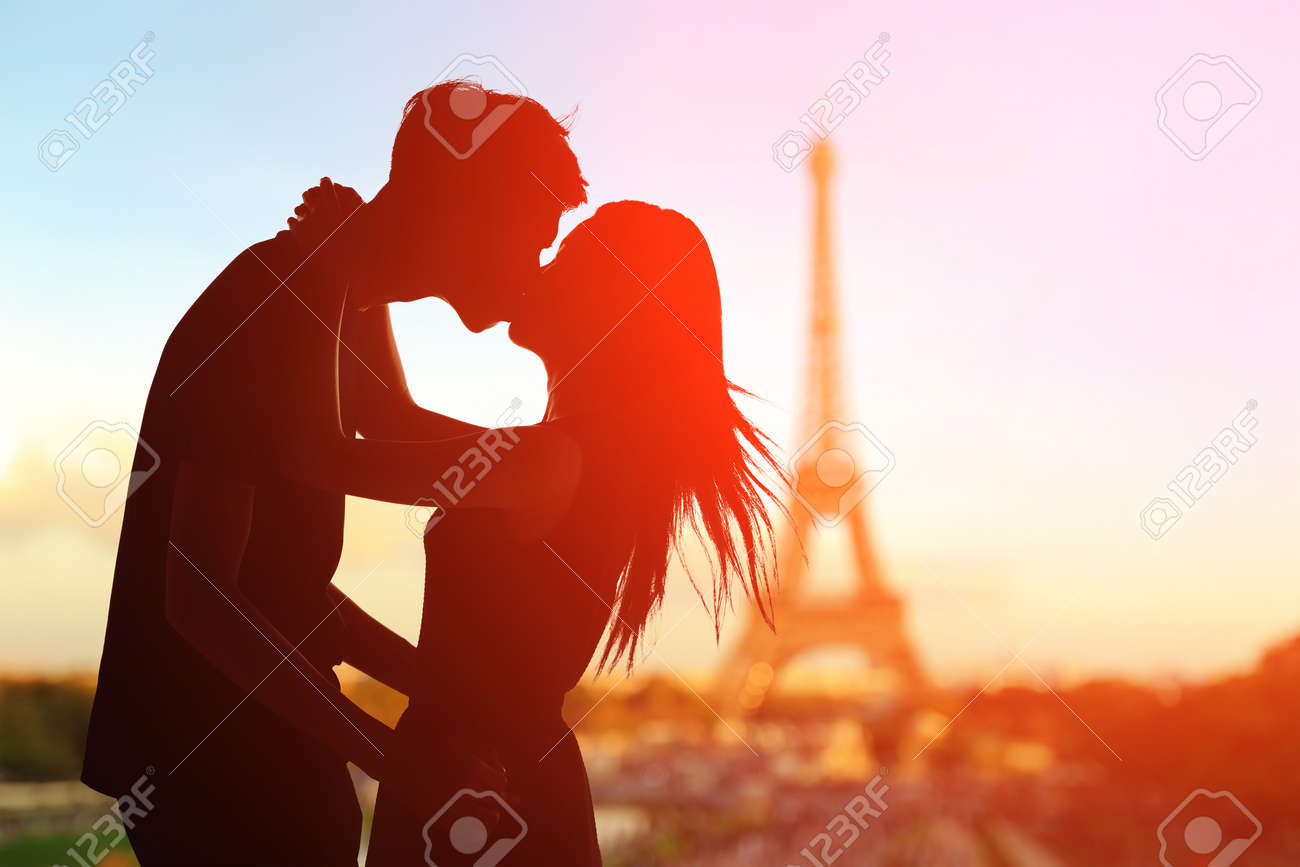 夕日とパリのエッフェル塔とロマンチックな恋人のシルエット の写真素材 画像素材 Image