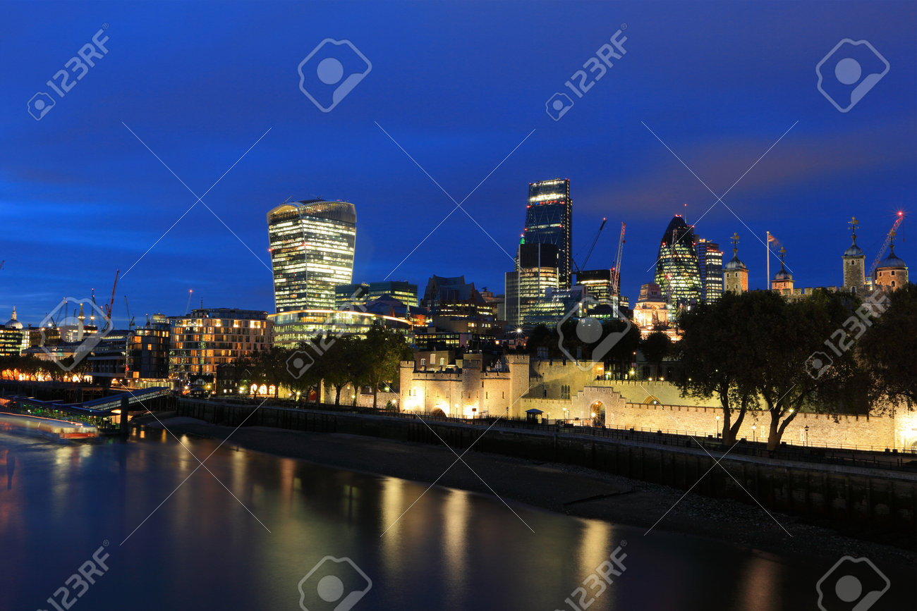 夜は イギリス 英国でロンドン ビジネス建物スカイラインの町並み の写真素材 画像素材 Image