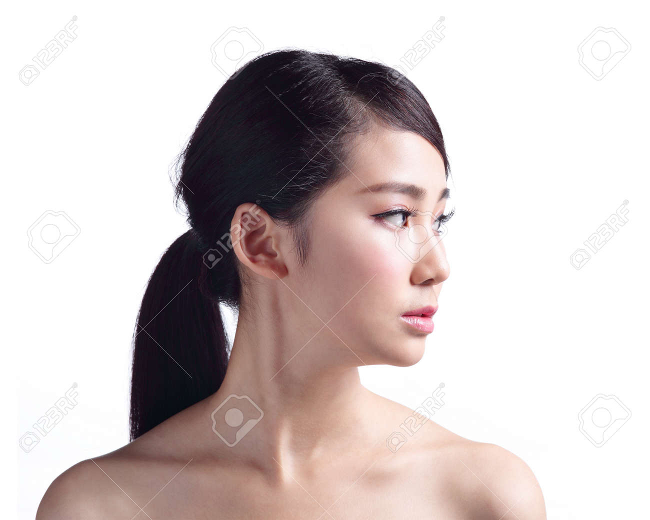 女性の顔の肌の問題 白い背景で隔離の不幸な女性プロファイル アジアの美しさ の写真素材 画像素材 Image