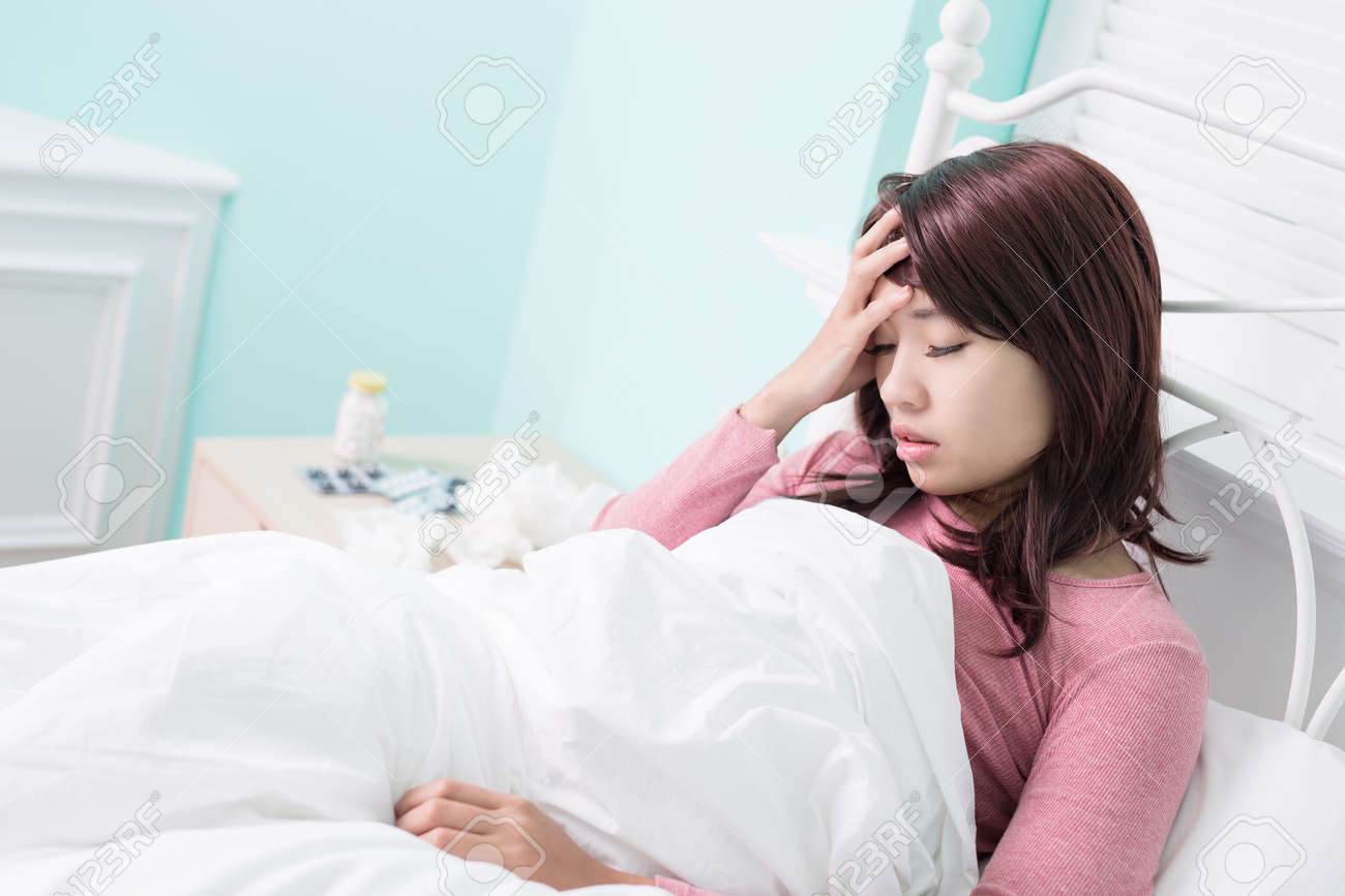病気の女性を感じる頭痛。インフルエンザと女性は、風邪をひいた。 の写真素材・画像素材 Image 47063903.