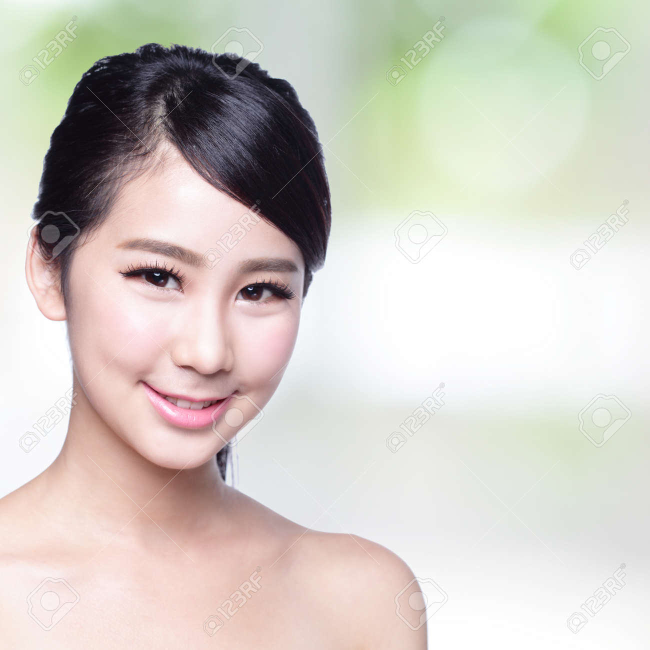 自然緑の背景を持つあなたに微笑むの健康の歯を持つ美しい女性 アジアン ビューティー の写真素材 画像素材 Image 自然緑の背景を持つあなたに微笑むの健康の歯を持つ美しい女性 アジアン ビューティー の写真素材 画像素材 Image