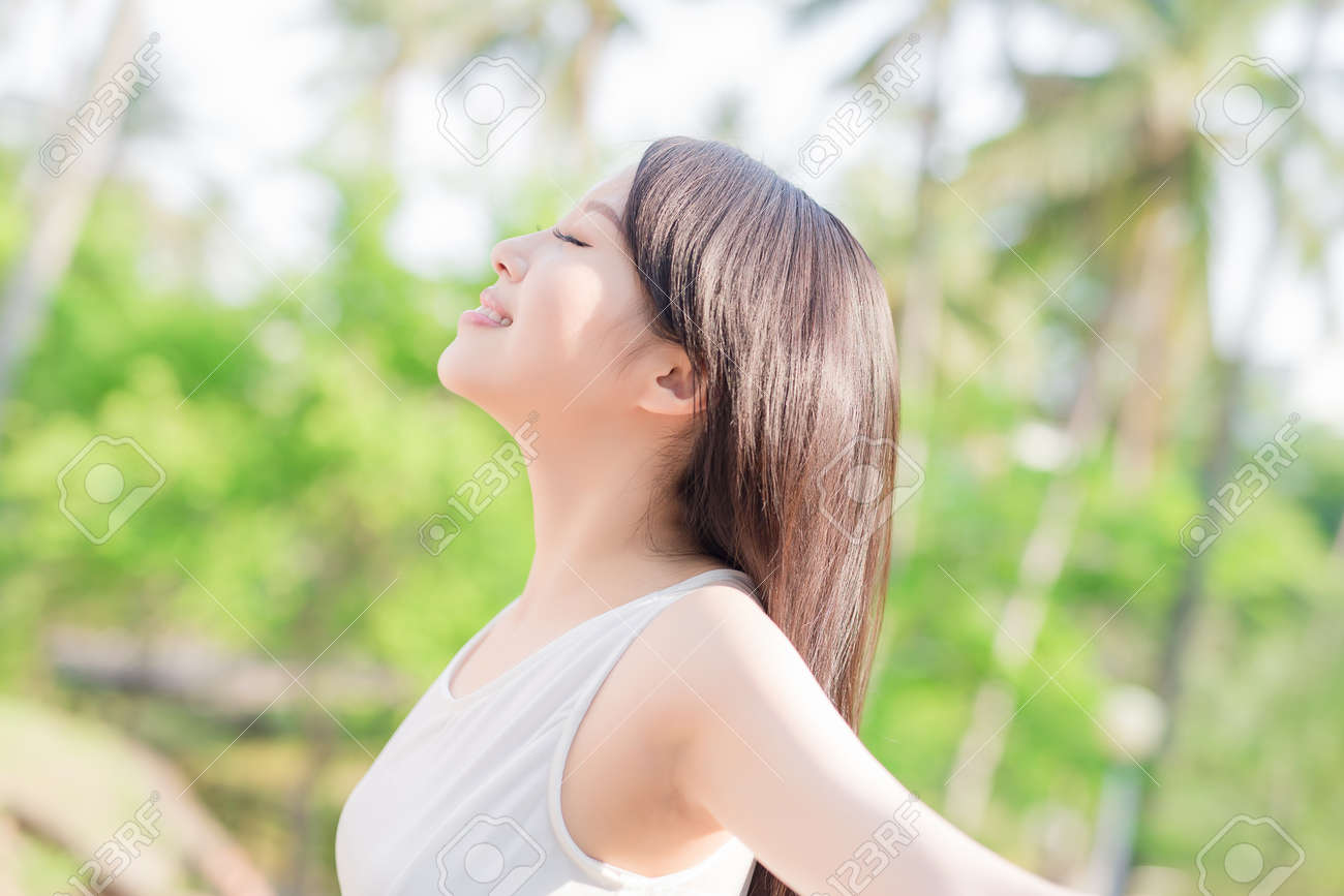 彼女を育てる若い女性の腕し 笑顔に 自然の緑の背景に の写真素材 画像素材 Image