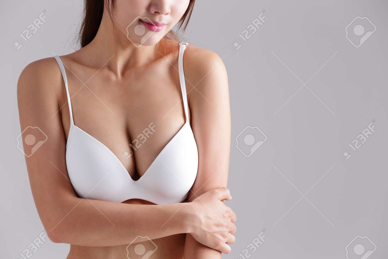 灰色の背景は アジアの美しさに分離されたブラと若い女性の体胸胸のクローズ アップ ビュー の写真素材 画像素材 Image 灰色の背景は アジアの美しさに分離されたブラと若い女性の体胸胸のクローズ アップ ビュー の写真素材 画像素材 Image
