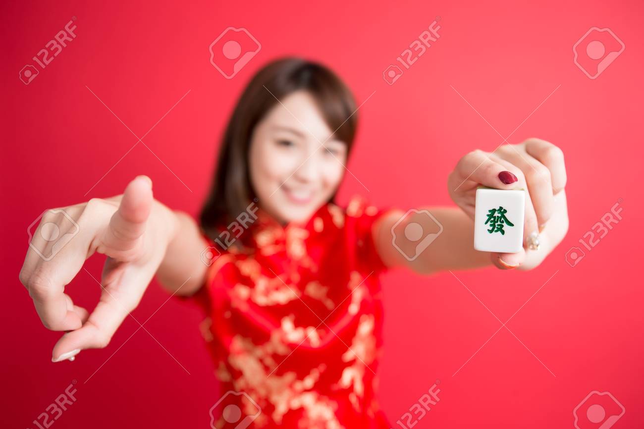 美容女性チャイナ ドレスを着用し 中国の旧正月で麻雀を表示 の写真素材 画像素材 Image