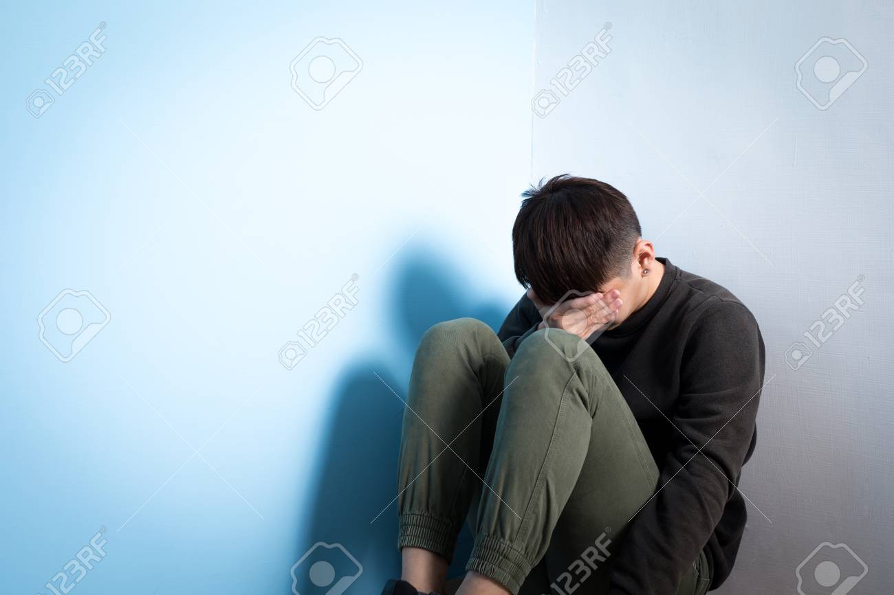 うつ病の人は 床に座る の写真素材 画像素材 Image