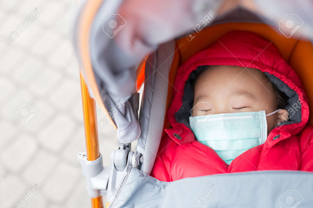 かわいい赤ちゃんを得る冷たい摩耗マスク アジア の写真素材 画像素材 Image