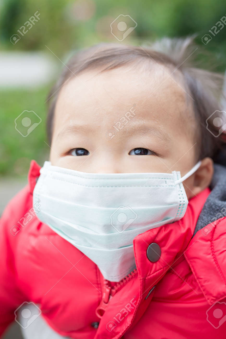 かわいい赤ちゃんを得る冷たい摩耗マスク アジア の写真素材 画像素材 Image