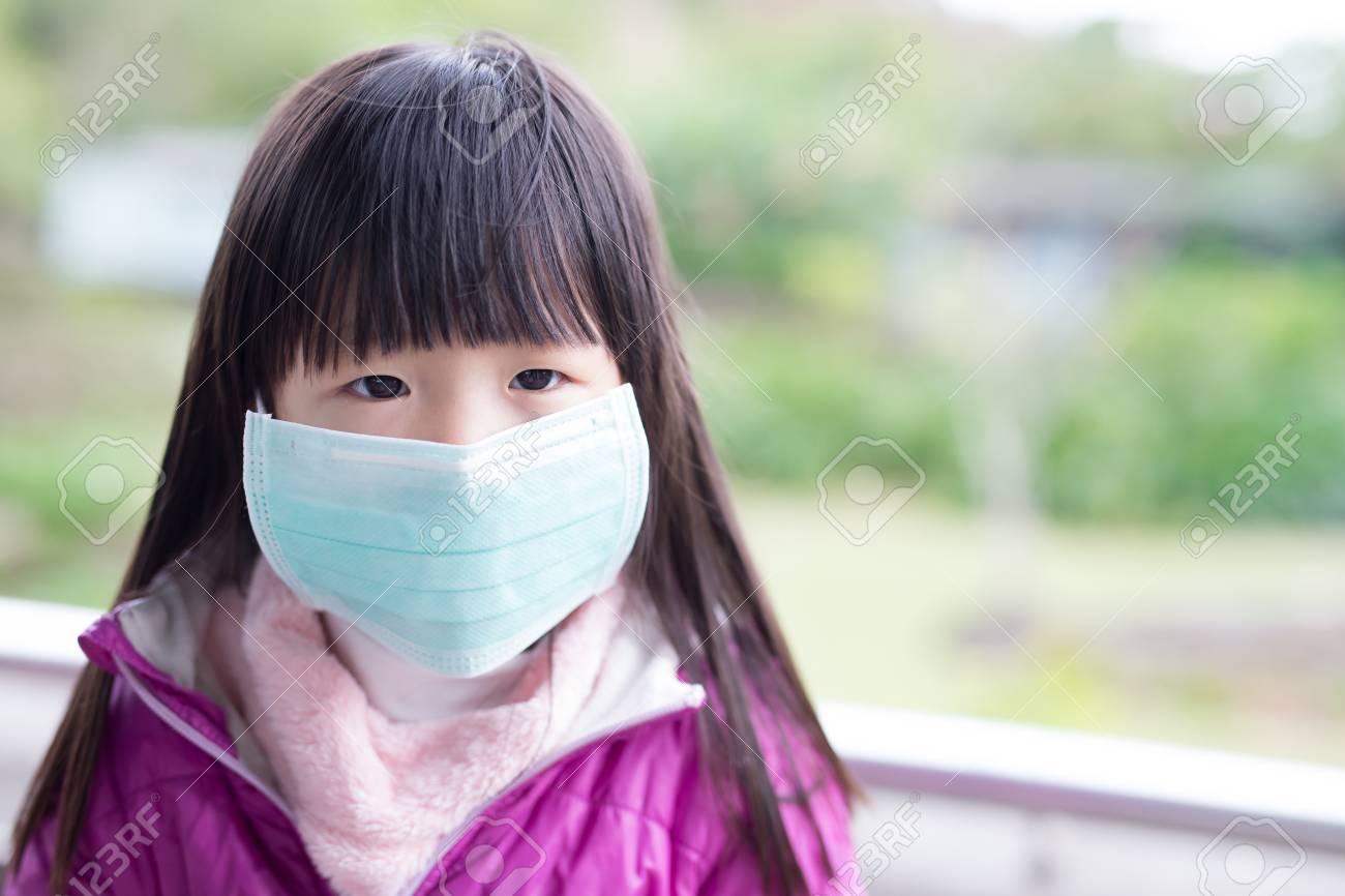 かわいい女の子の冷たい摩耗マスク アジアを取得します の写真素材 画像素材 Image かわいい女の子の冷たい摩耗マスク アジアを取得します の写真素材 画像素材 Image