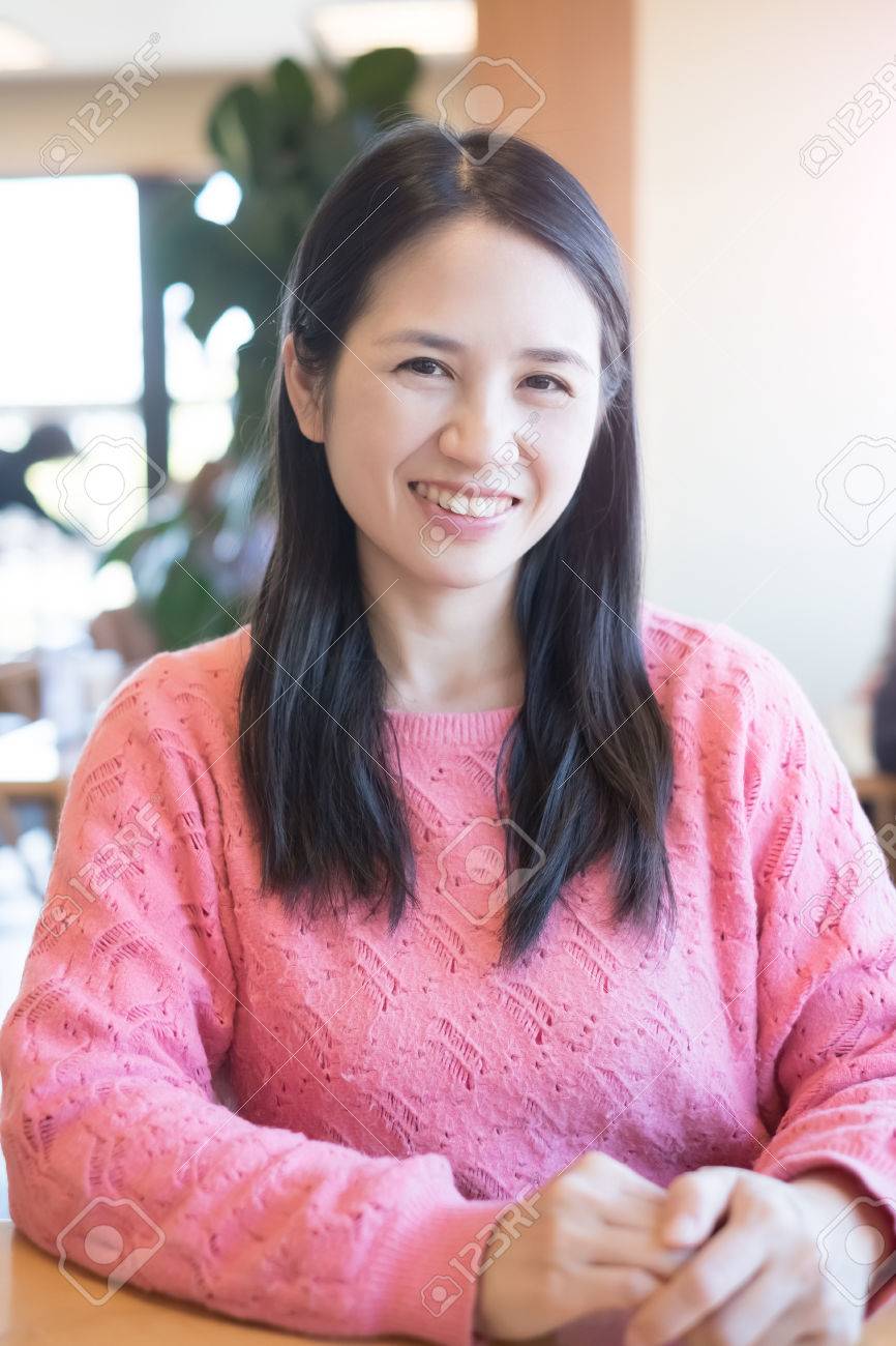 中年女性笑顔幸せレストラン の写真素材 画像素材 Image