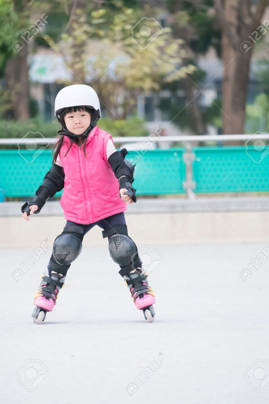 かわいい女の子再生ローラー スケートのクローズ アップ の写真素材 画像素材 Image 1940