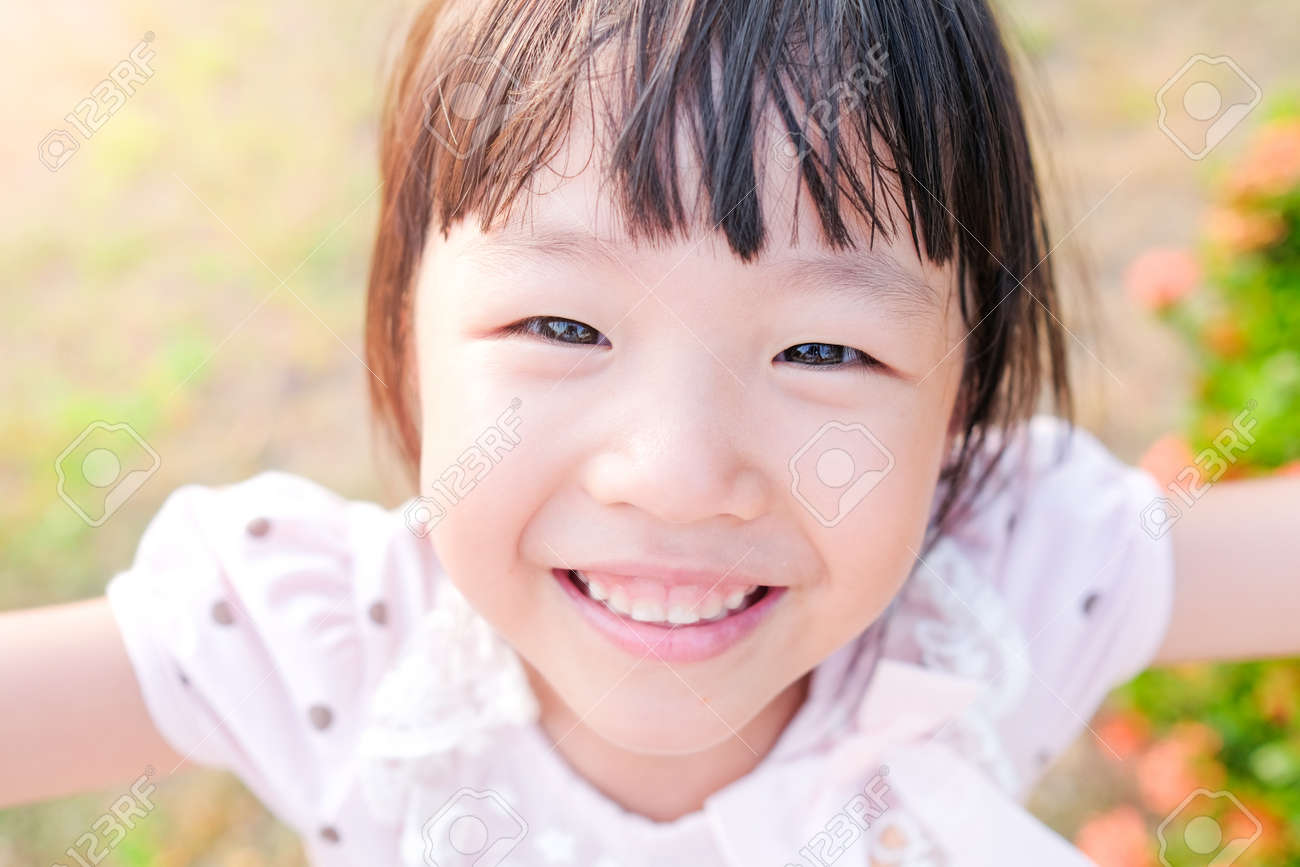公園で楽しくかわいい女の子笑顔 の写真素材 画像素材 Image 公園で楽しくかわいい女の子笑顔 の写真素材 画像素材 Image