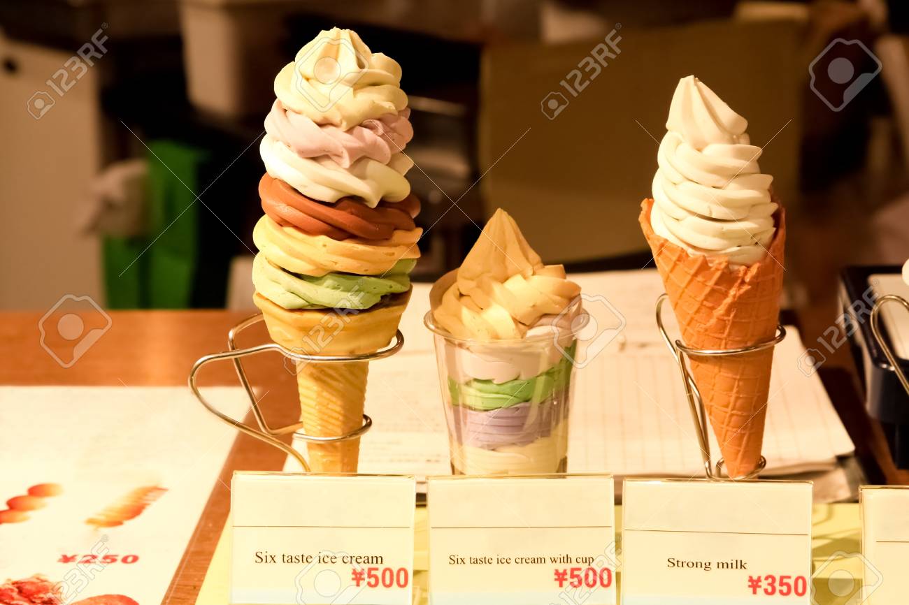 販売価格のアイス クリーム コーンのメニュー の写真素材 画像素材 Image