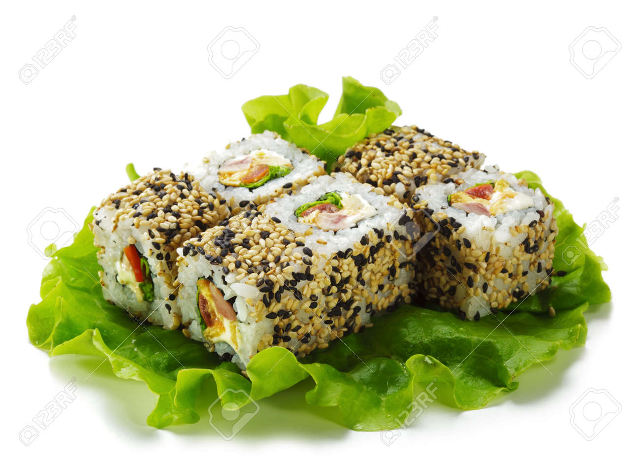 巻き寿司をチキン ロールから成っている鶏の胸肉の燻製 チーズ 新鮮なトマト たまご 日本オムレツ の内部 ゴマの外 サラダの葉の上を提供しています の写真素材 画像素材 Image