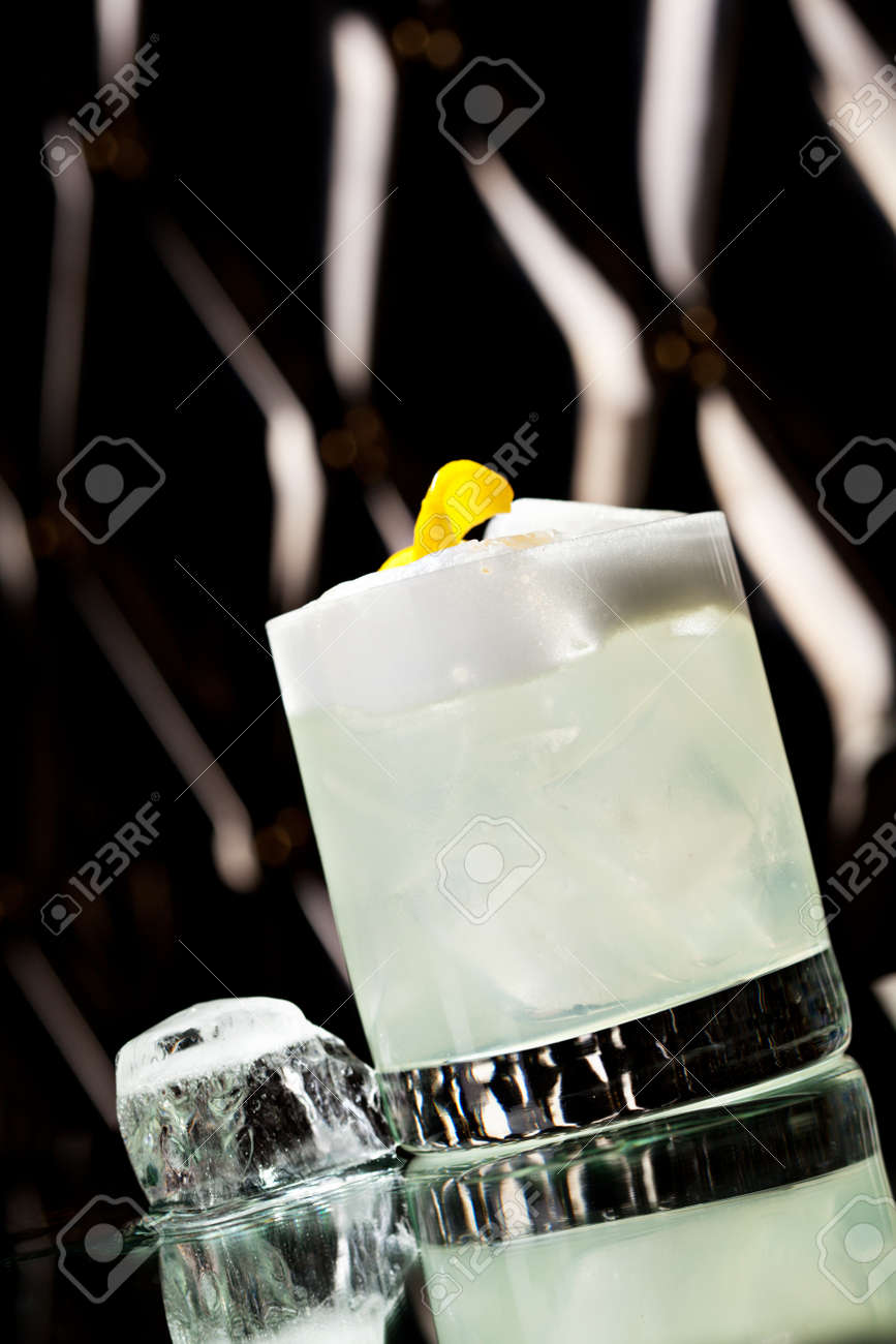 ウォッカ酸っぱい ウォッカ 砂糖シロップ レモン ジュース 卵白とカクテル の写真素材 画像素材 Image