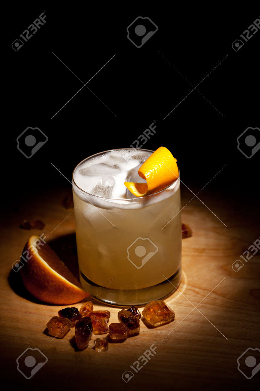 ウイスキー サワー カクテル バーボンのレモン ジュース 砂糖シロップ 卵白 の写真素材 画像素材 Image