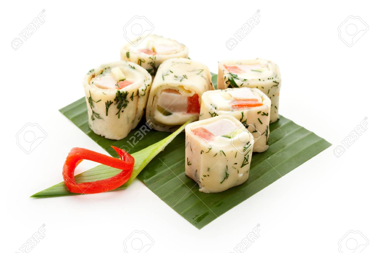 巻き寿司をチキン ロール製鶏の胸肉の燻製 チーズ キュウリ トマトの内部 外のパンケーキします バナナの葉で提供しています の写真素材 画像素材 Image
