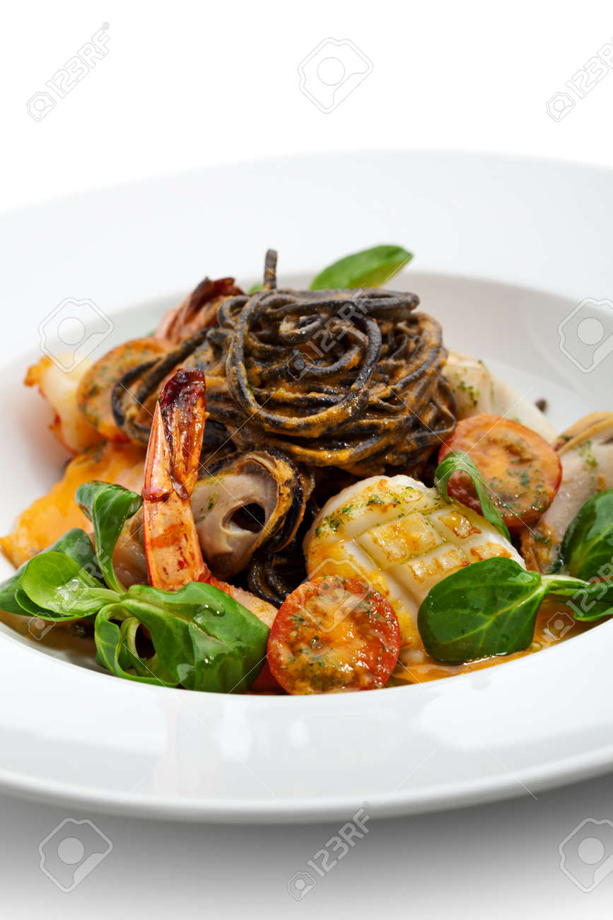 シーフード スパゲッティ車海老 帆立貝 ムール貝 イカ サーモン トマトのソース の写真素材 画像素材 Image