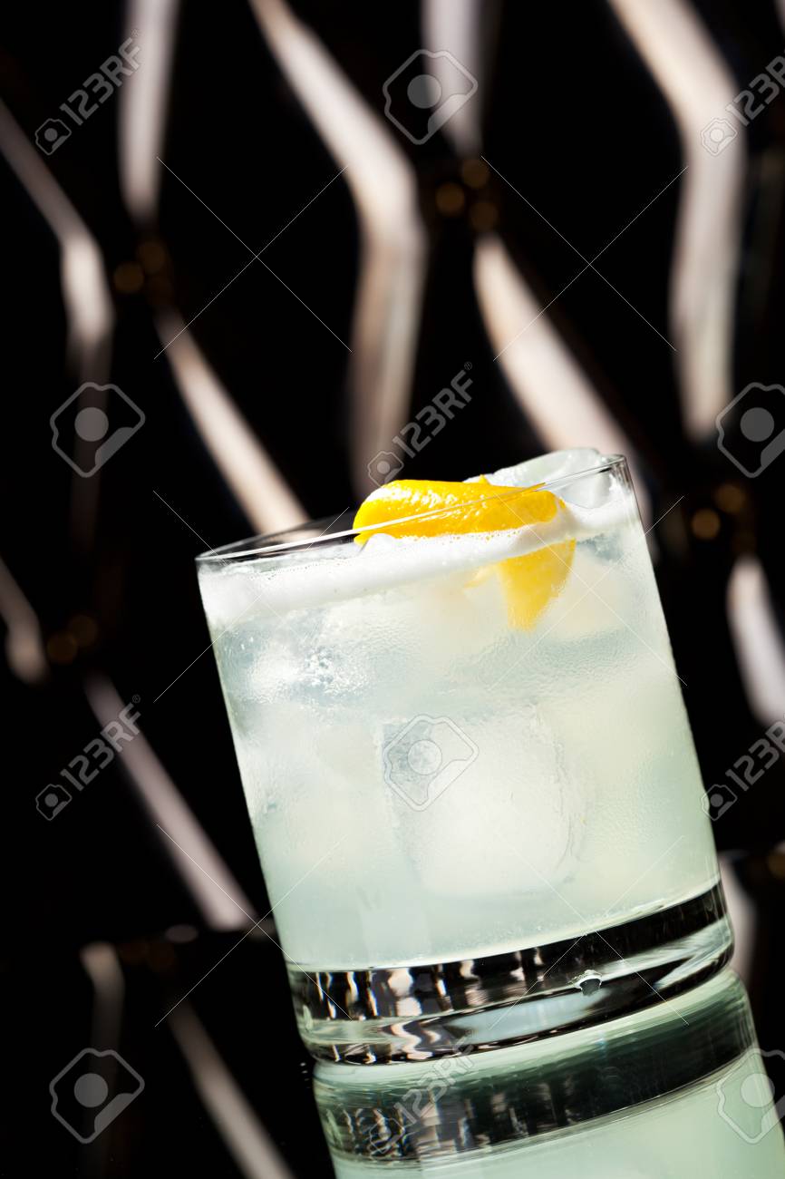 ウォッカ酸っぱい ウォッカ 砂糖シロップ レモン ジュース 卵白とカクテル の写真素材 画像素材 Image