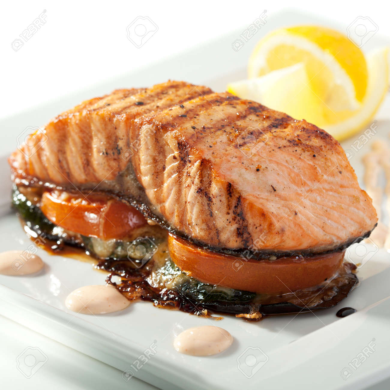 Darne De Saumon Aux Legumes Au Four Blanc Et Sauce Au Citron