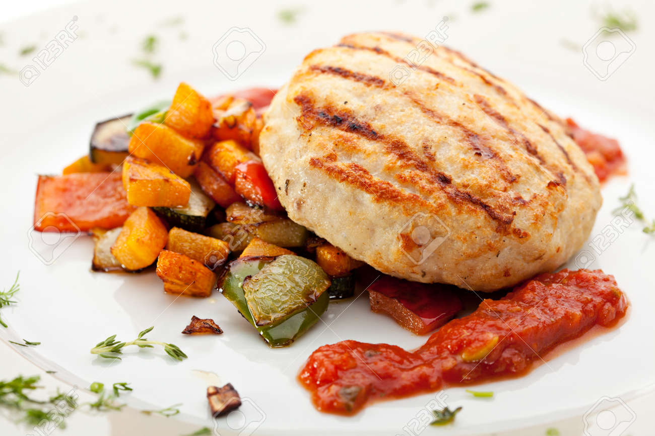 Escalope De Poulet Grille Avec Des Legumes De Barbecue Et Sauce