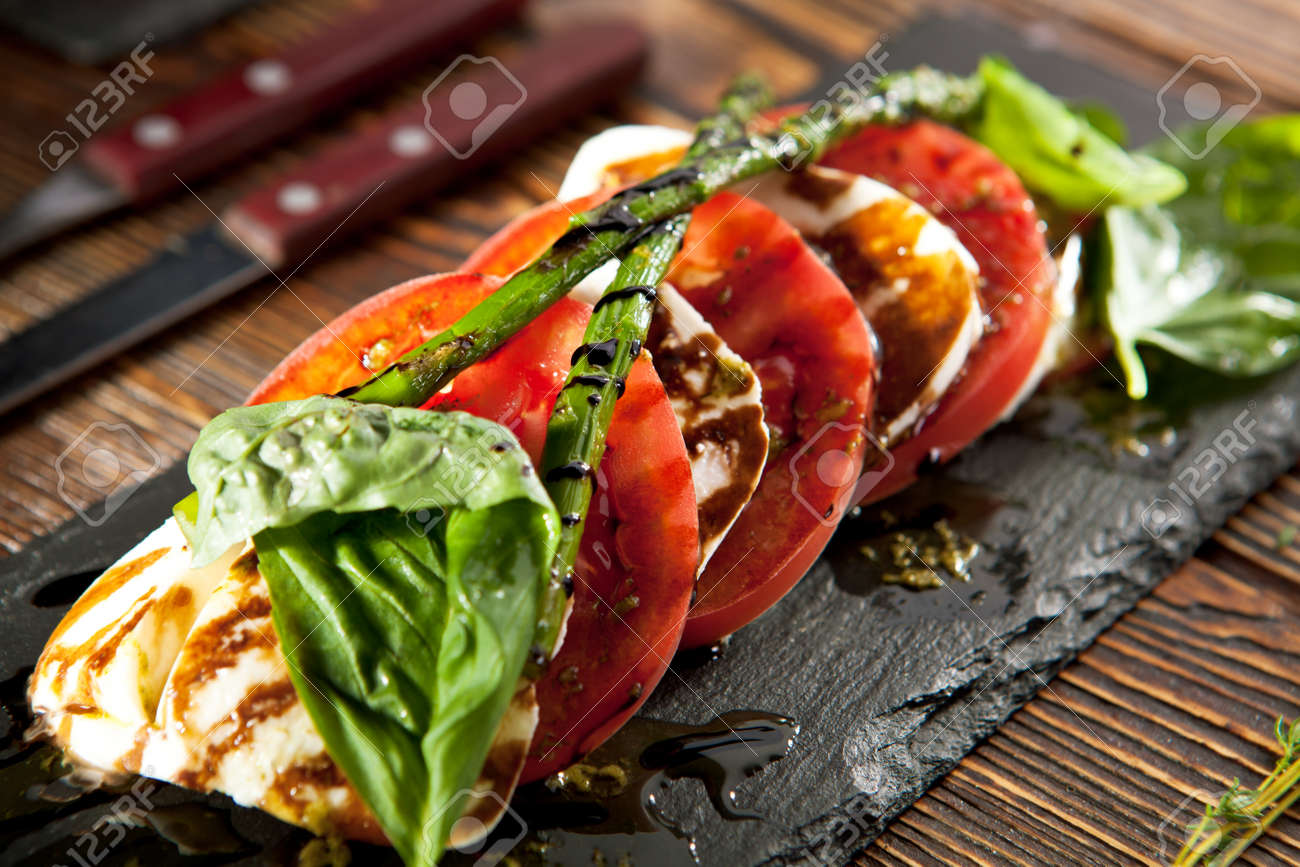 カプレーゼ サラダ トマト モッツァレラチーズ バジル アスパラガスのサラダ バルサミコ酢 ペストソースをかけて サラダ ドレッシング の写真素材 画像素材 Image