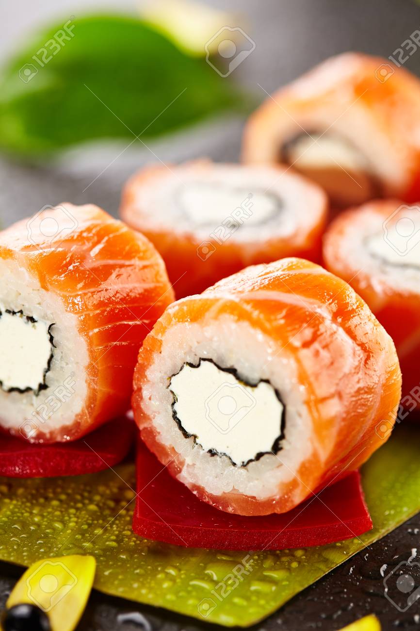 フィラデルフィアの巻き寿司は中のクリーム チーズから成っています 外のサーモン 寿司料理と自然花コンセプト の写真素材 画像素材 Image
