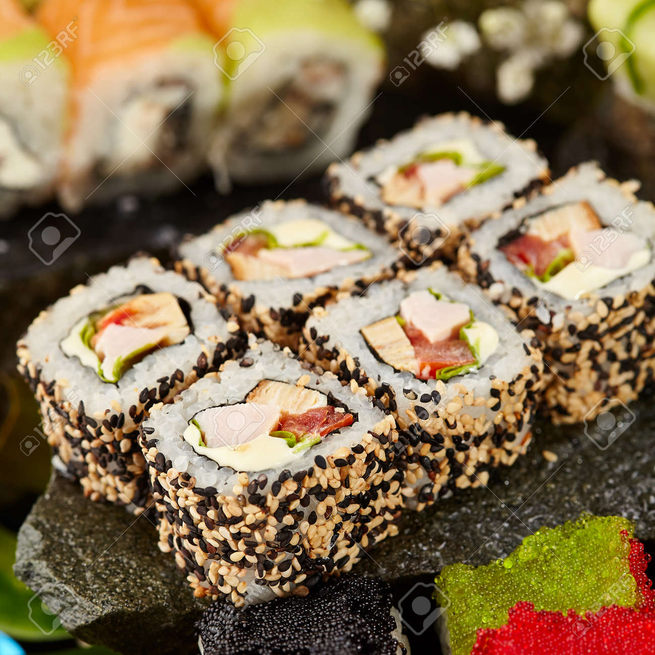 日本の寿司セット 様々 なマキ巻き寿司や握り寿司 日本料理と自然花コンセプト の写真素材 画像素材 Image