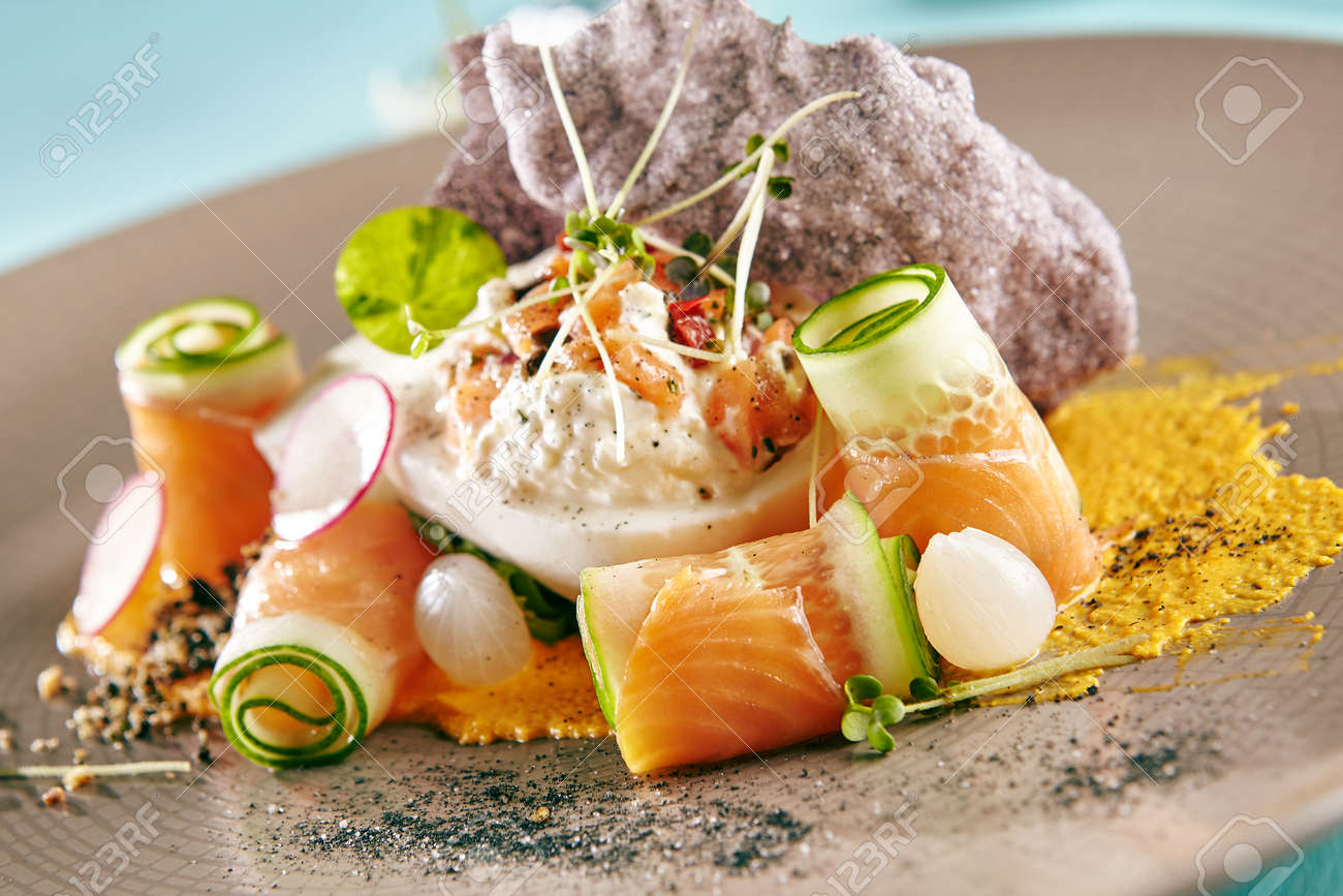 レストラン サラダ食品 スモーク サーモンと Burrata チーズのおいしいサラダ グルメ レストランのサラダ メニュー 山菜や野菜を添えてサラダ の写真素材 画像素材 Image 4280