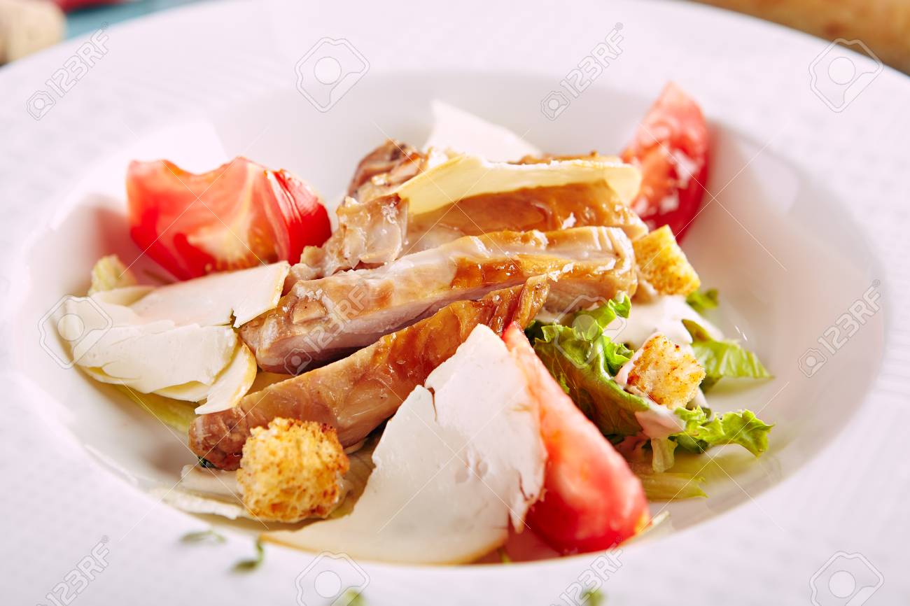 Menu Du Restaurant Gastronomique Salade Cesar Dans Le Style Oriental Avec Des Verts Sur La Plaque Blanche Banque D Images Et Photos Libres De Droits Image 87431541