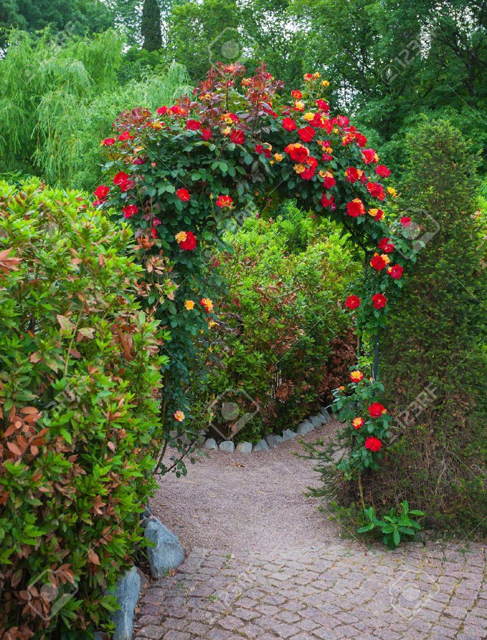 カントリー ガーデン Nikitsky 植物園では英語でバラのアーチ クリミア自治共和国 ウクライナ の写真素材 画像素材 Image