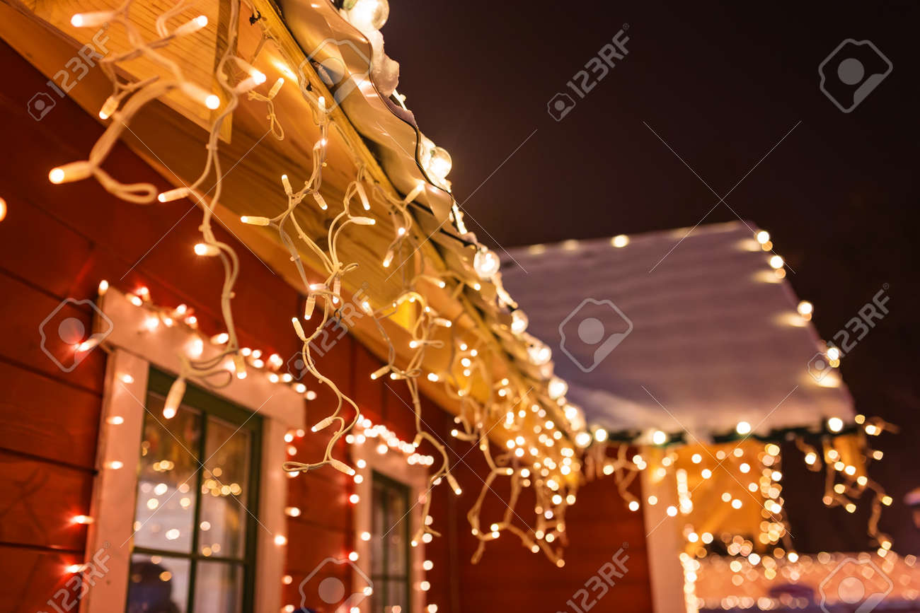 ウィンドウに珍しいクリスマスの花輪を捧げる 冬季節の休暇でヨーロッパの街のガーランド ライトと豪華な装飾の店の前 の写真素材 画像素材 Image 84375846