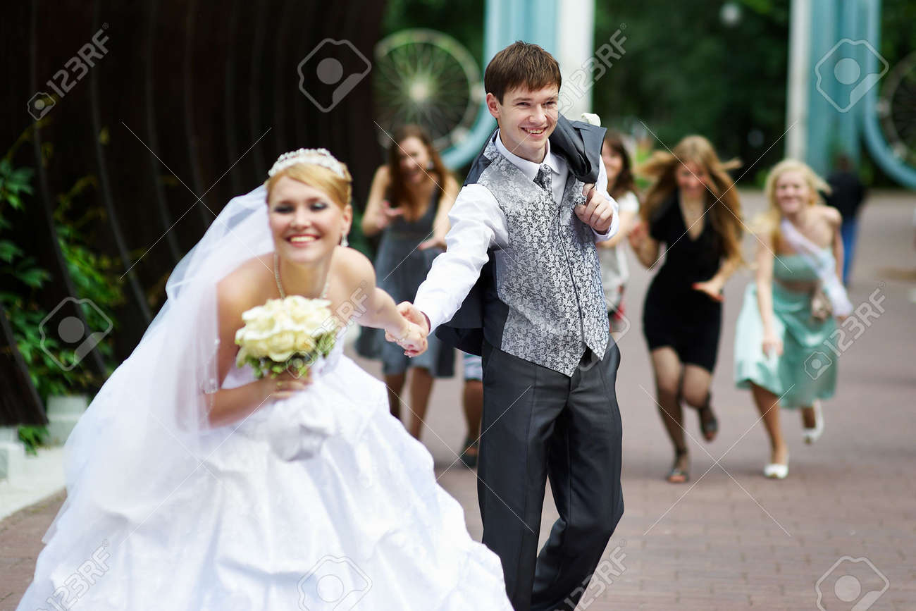 幸せな花嫁の結婚式の散歩に彼女の婚約者と逃げる の写真素材 画像素材 Image