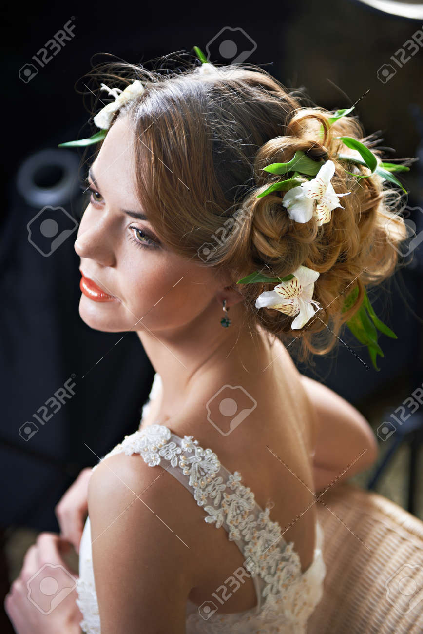 Coiffure Beaute Fille Tisse Avec Des Fleurs De Lys Blanc Banque D Images Et Photos Libres De Droits Image 24001291
