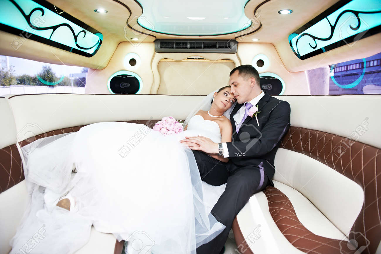 結婚式のリムジンで新郎新婦 の写真素材 画像素材 Image