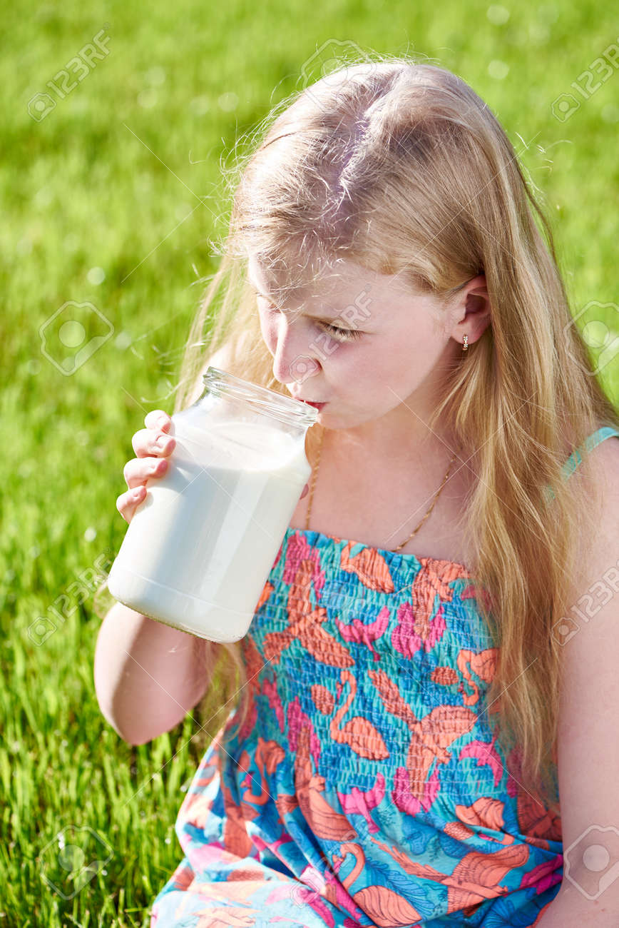 長い髪は 日当たりの良い草原に牛乳を飲むと女の子 の写真素材 画像素材 Image 長い髪は 日当たりの良い草原に牛乳を飲むと女の子 の写真素材 画像素材 Image
