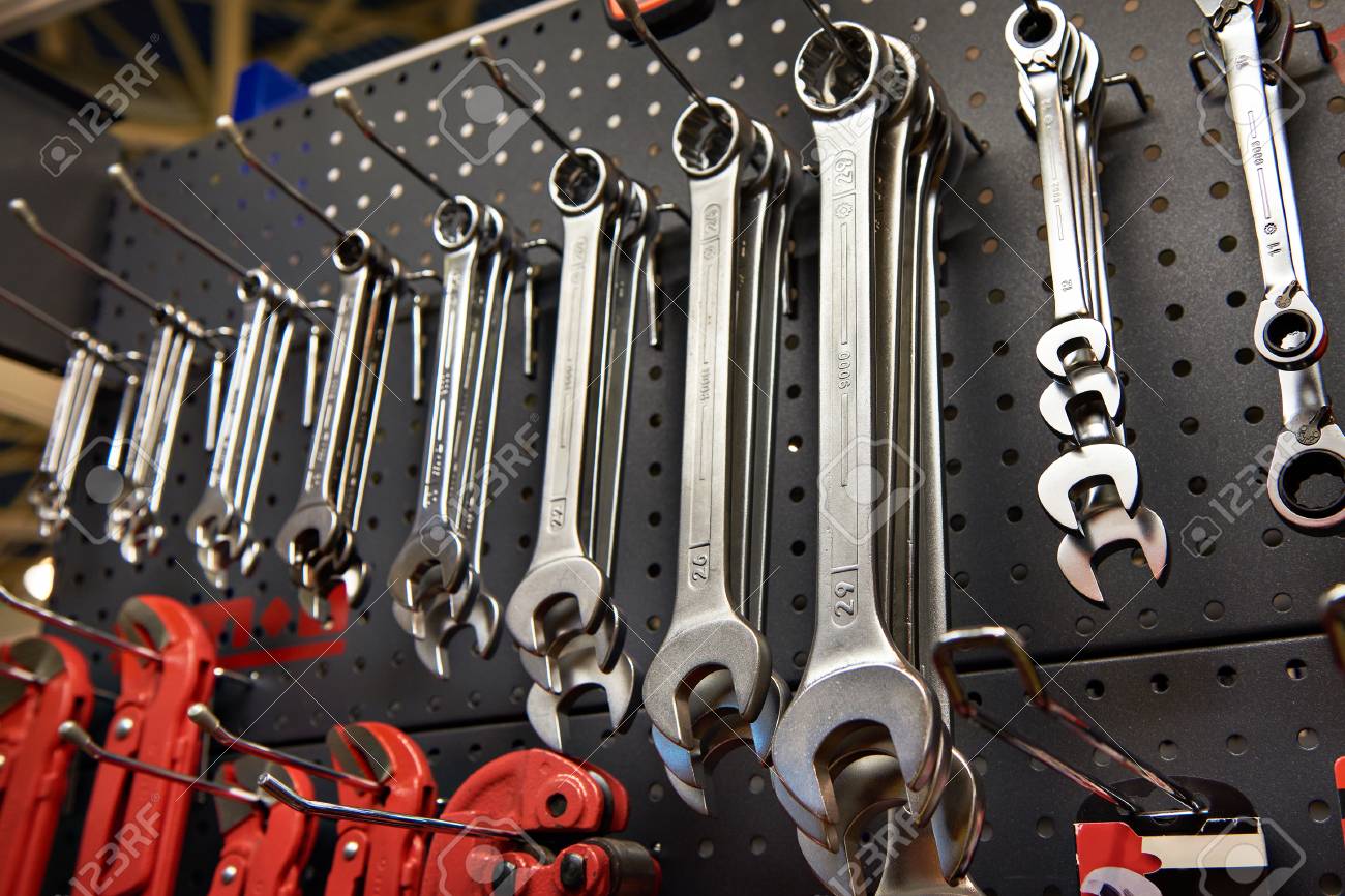 Sobre Un Soporte En Un Almacén O Taller Fotos, Retratos, Imágenes Y Fotografía De Archivo Libres De Derecho. Image 69574115.