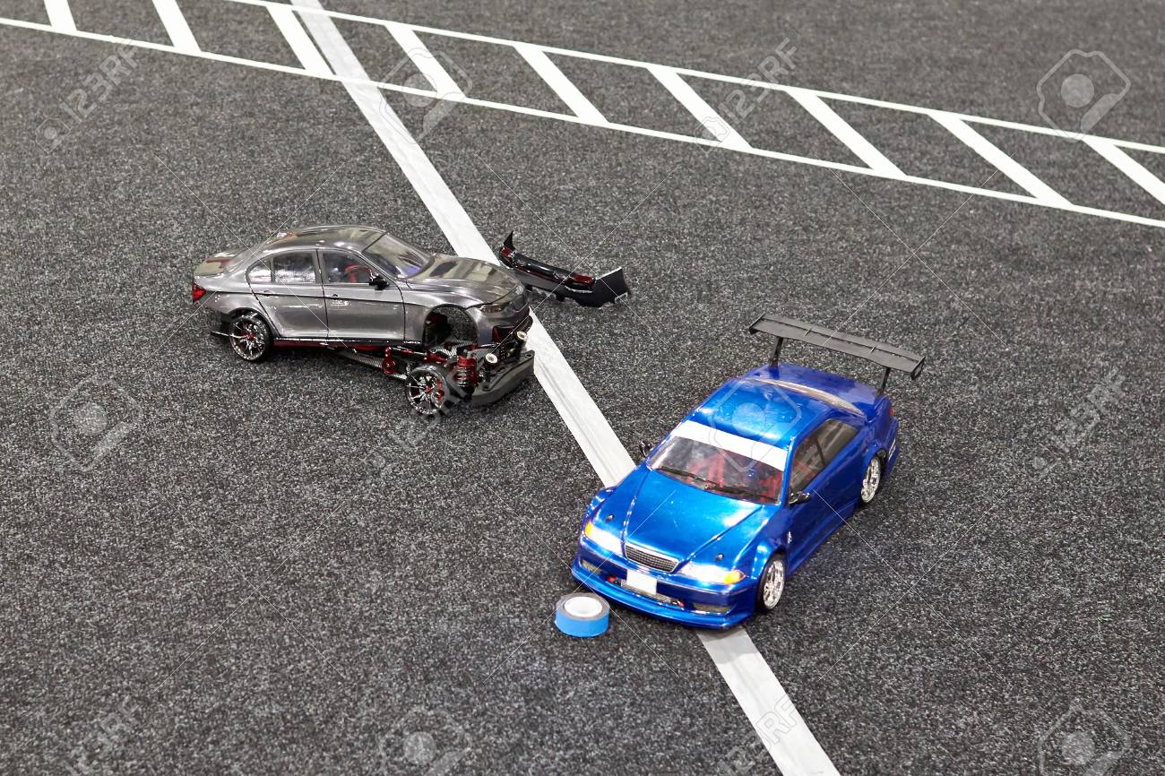 ラジコンカーのレースで事故 の写真素材 画像素材 Image