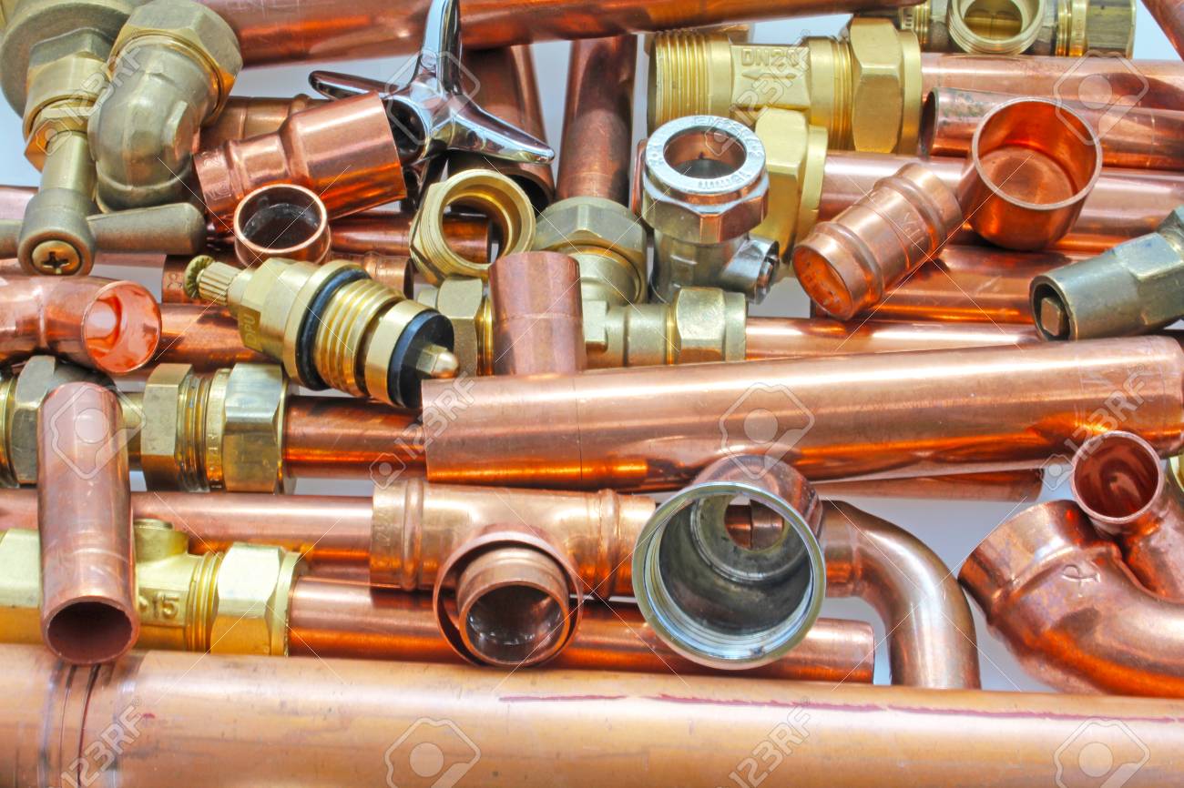 Tubos De Fontanero Y Accesorios - Mezcla Aleatoria De Tubería De Cobre Y Accesorios De Latón Ideal Para Su Uso Como Un Sitio Web Cabecera Fondo Fotos, Retratos, Imágenes Y