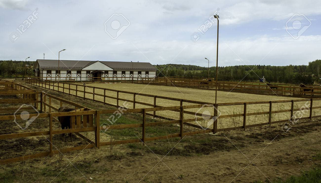 41956198-potreros-para-caballos-y-establos-de-caballos-para-la-construcci%C3%B3n-de-la-granja.jpg