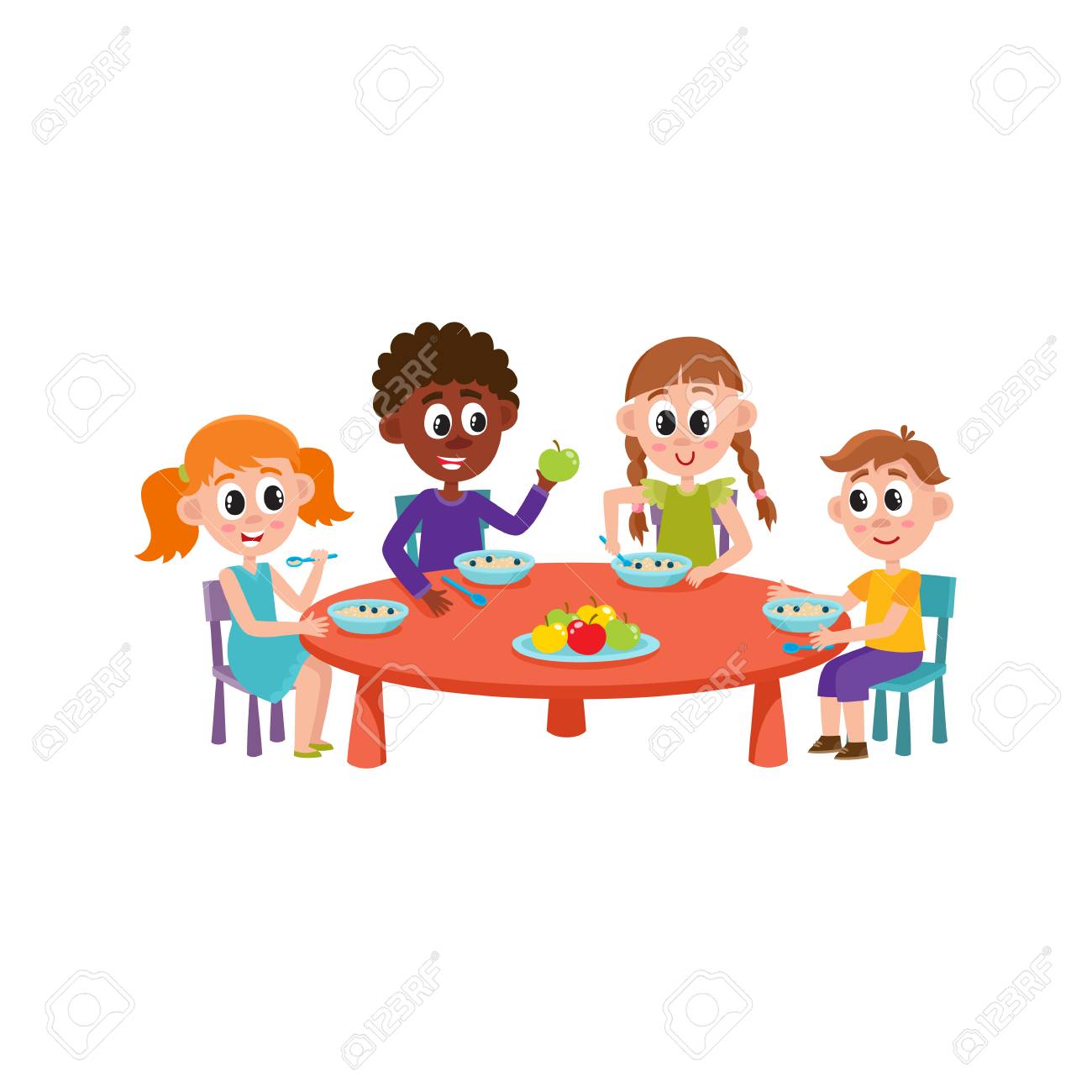 Vector Kaukasische Und Afrikanische Kinder Der Karikatur Am Sommerlagerkonzept Madchen Und Jungen Scherzen Das Sitzen Am Grossen Kreistisch Und Essen Das Gemuse Fruchte Und Brei Die Gabelloffel Halten Lizenzfrei Nutzbare Vektorgrafiken Clip